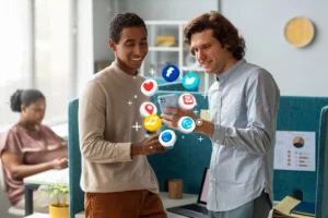 Deux professionnels échangeant sur leurs smartphones avec des icônes de réseaux sociaux flottant autour, illustrant le métier d’expert en social selling.