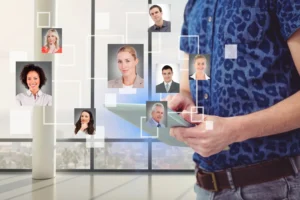 Responsable des ressources humaines utilisant une tablette pour gérer les profils de collaborateurs dans une démarche d’inclusion et de diversité en entreprise.