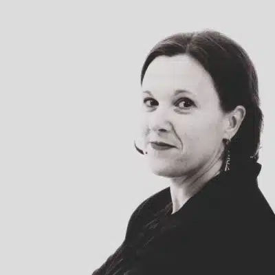Portrait noir et blanc de Céline Lafont, infographiste, communication, rédactrice et formatrice